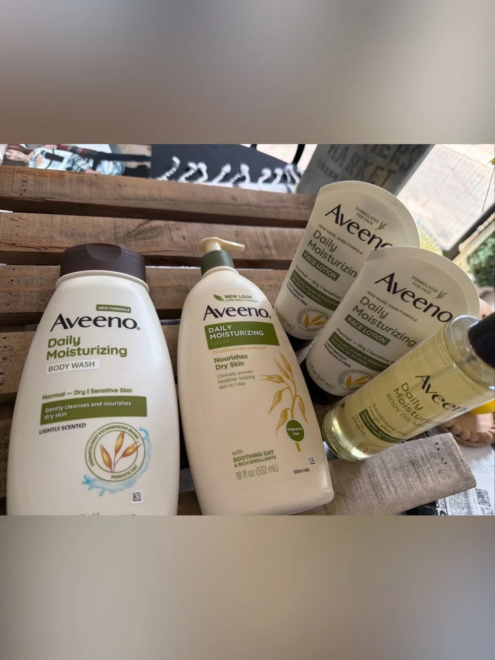 Aveeno Daily Moisturizing Lotion & Body Wash Set - White